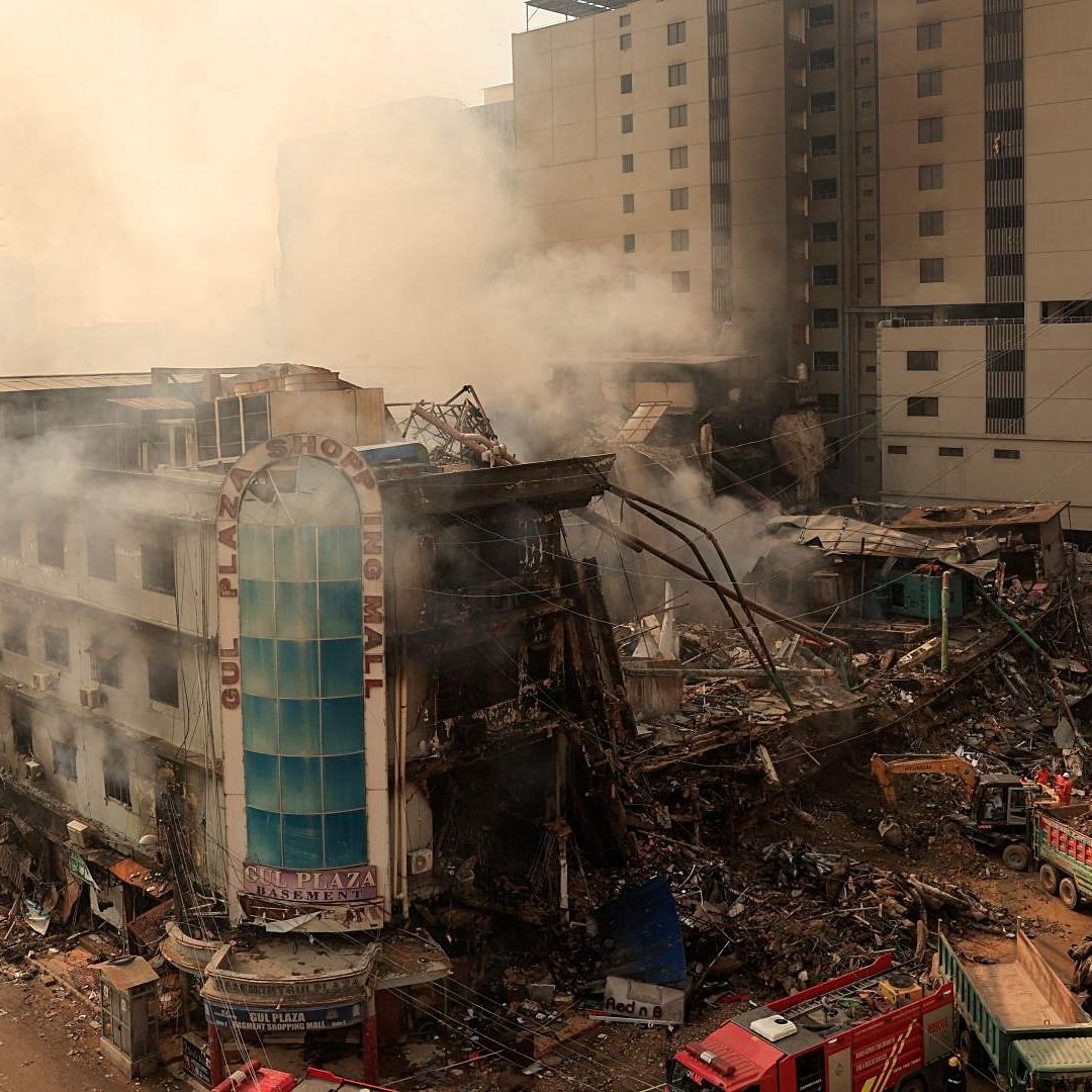Trabajadores retiran escombros luego de un gran incendio en el centro comercial Gul Plaza de Karachi, Pakistán. Foto: Reuters