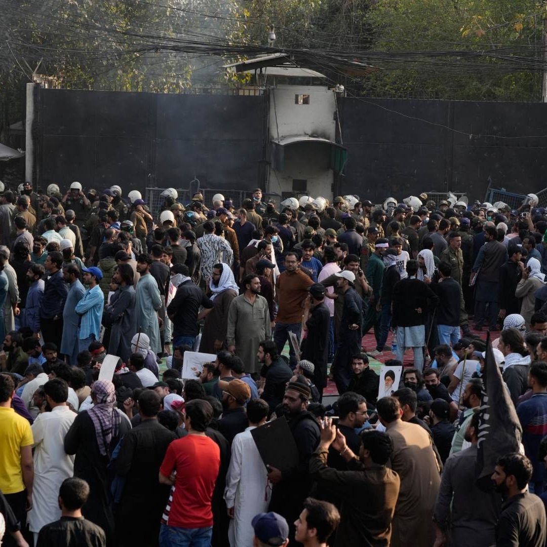 Dejan 22 muertos protestas en Pakistán por muerte de Jamenei