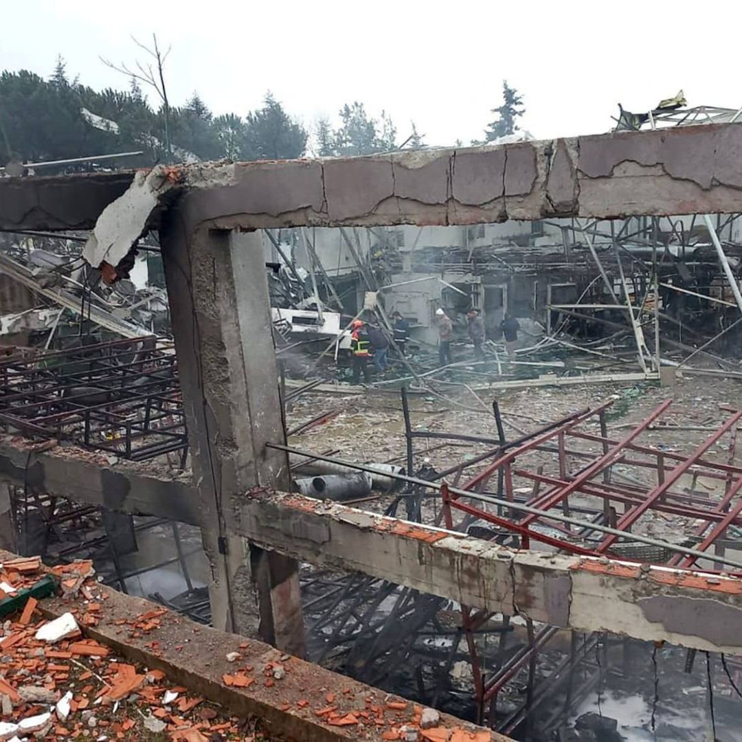 Mueren 12 Personas Tras Explosión en Fábrica de Municiones en Turquía