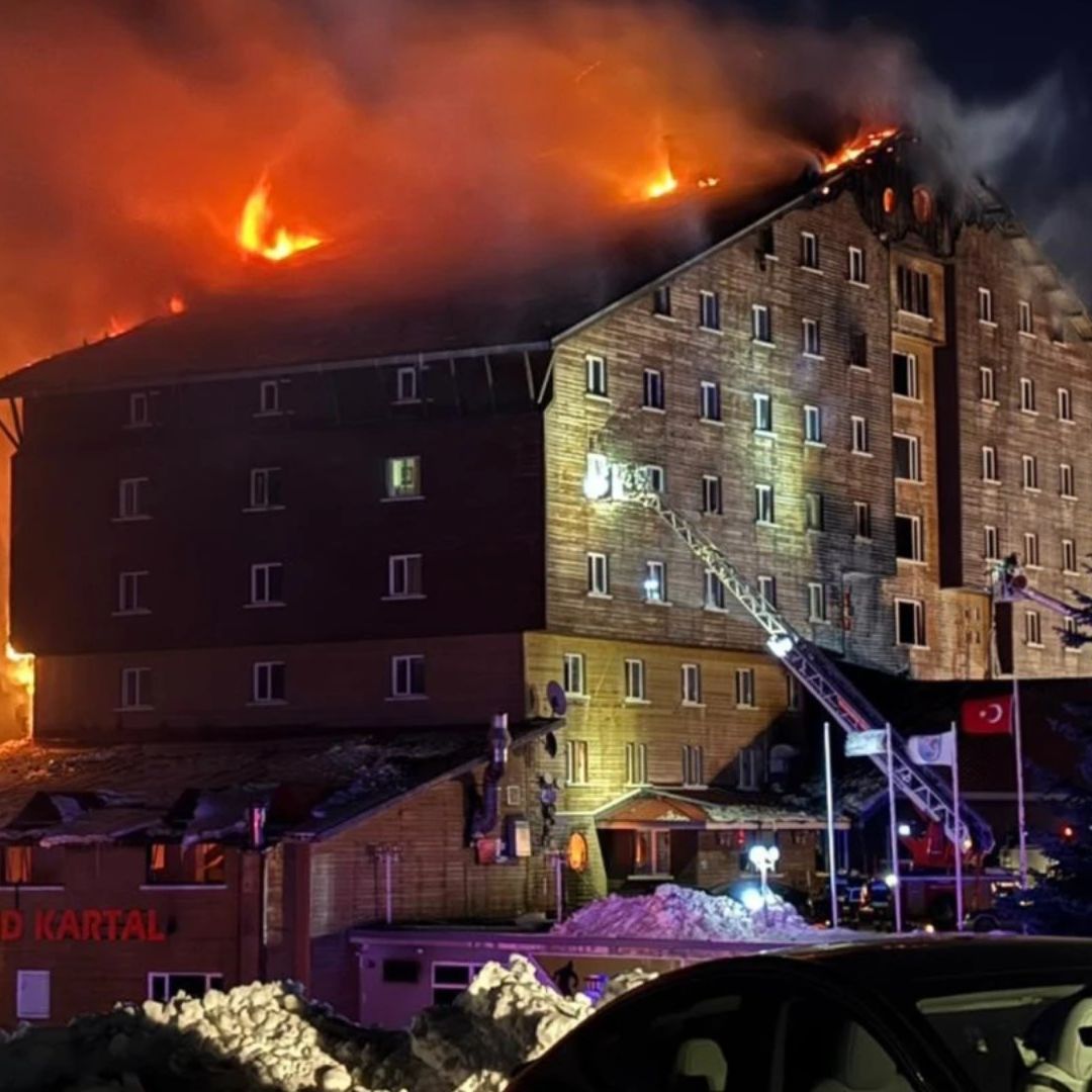 Mueren 76 Personas en Incendio en Hotel de Turquía; Víctimas se Lanzaron por Ventanas para Huir