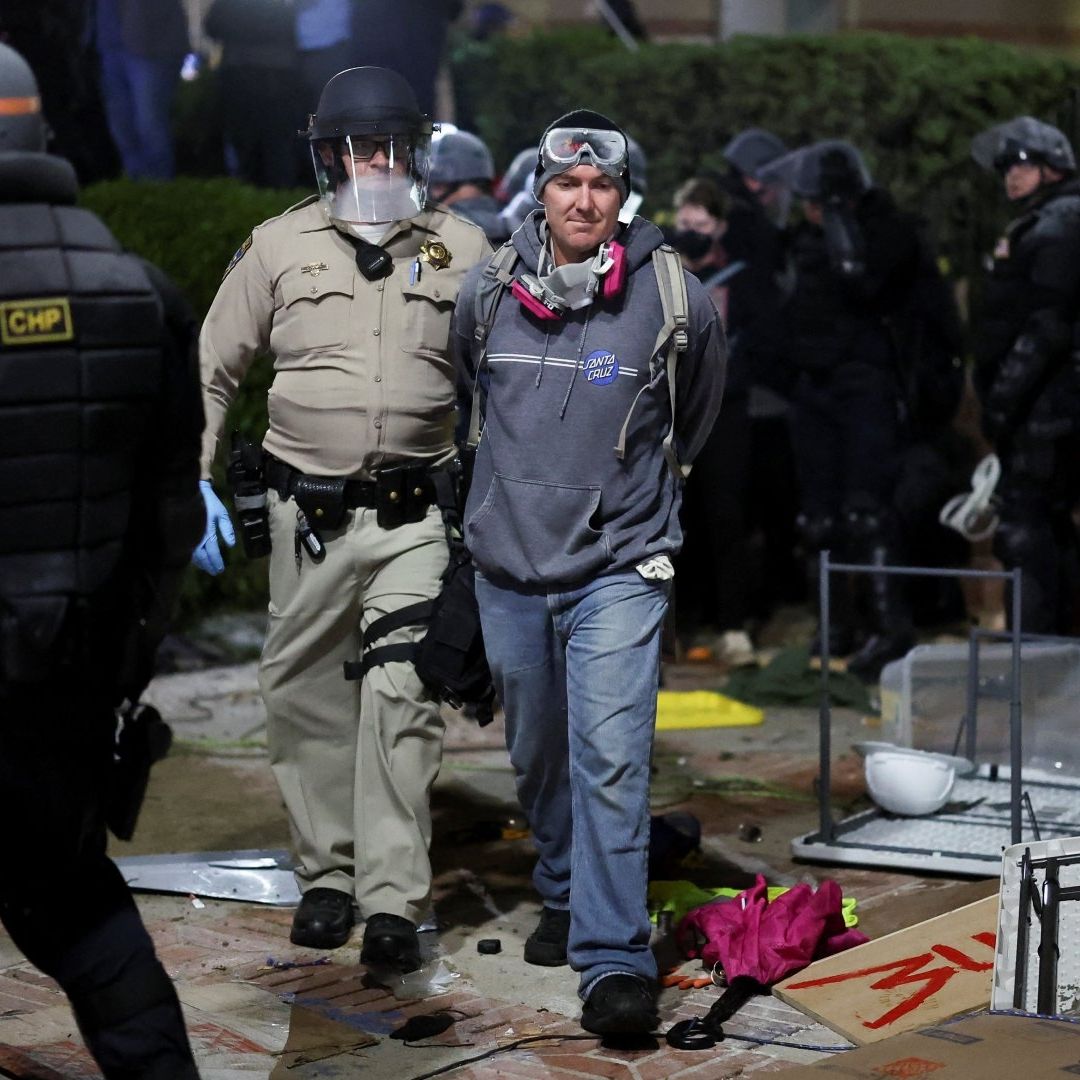 Fotos: Policías Detienen a Manifestantes en UCLA Tras Irrumpir en Campamento Propalestino
