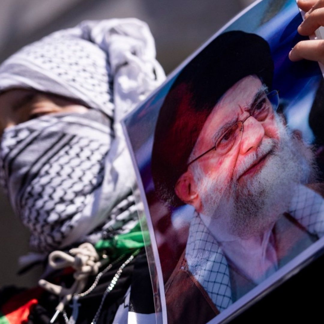Mueren hija, yerno y nieta del líder supremo de Irán en ataques de EUA e Israel.