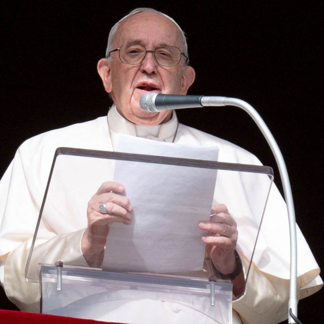 El papa Francisco se dirige a la multitud reunida en la Plaza de San Pedro
