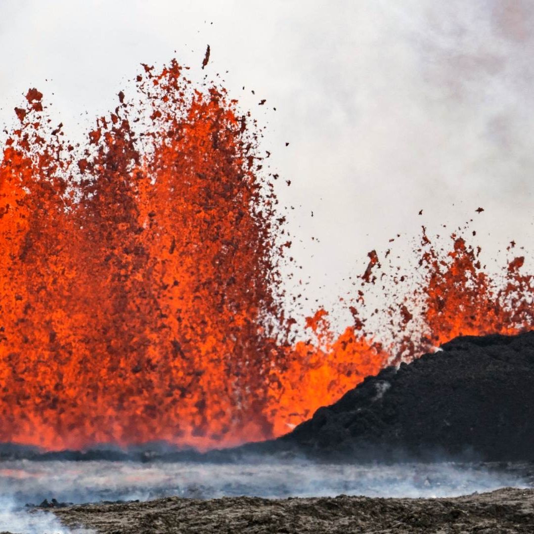 Volcán en Islandia hace erupción