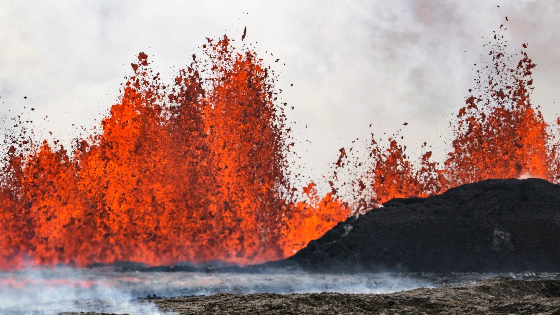 Volcán en Islandia hace erupción