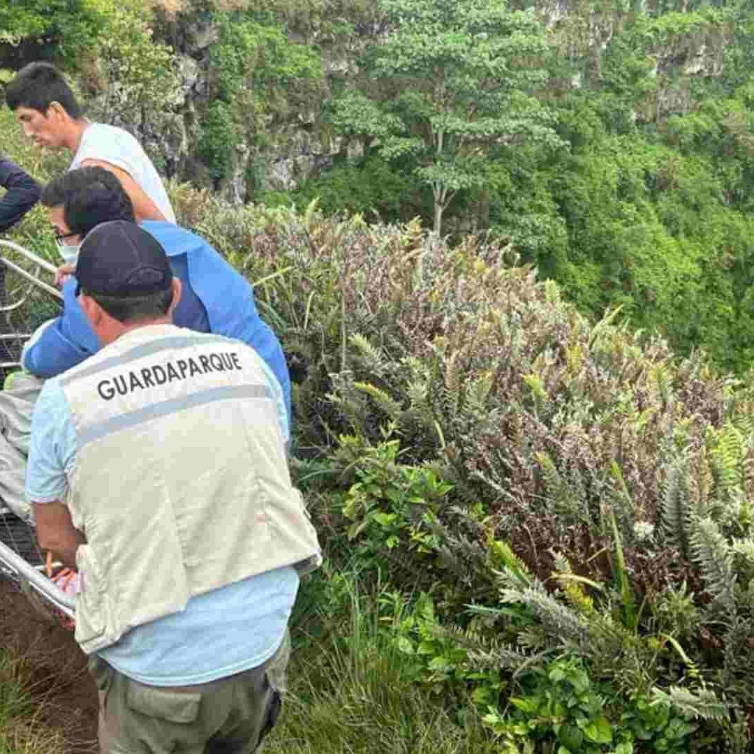 Rescate de un niño en las Islas Galápagos