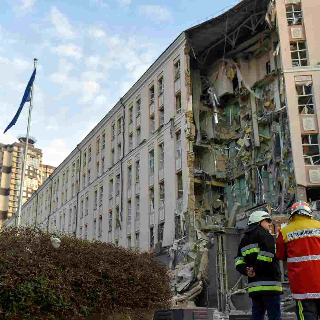 Edificio en Kiev siniestrado en ataque Ruso
