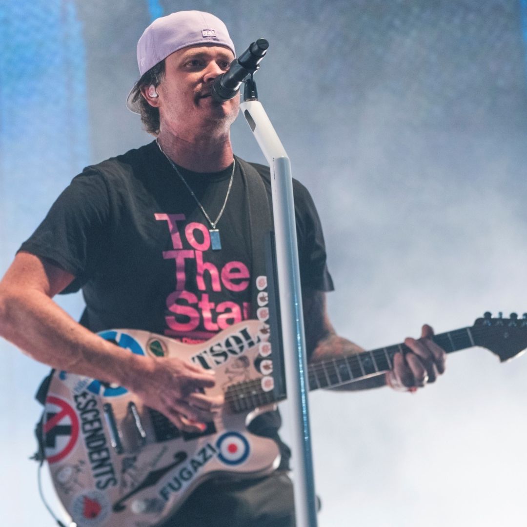Tom DeLonge sufre golpe de calor en pleno concierto