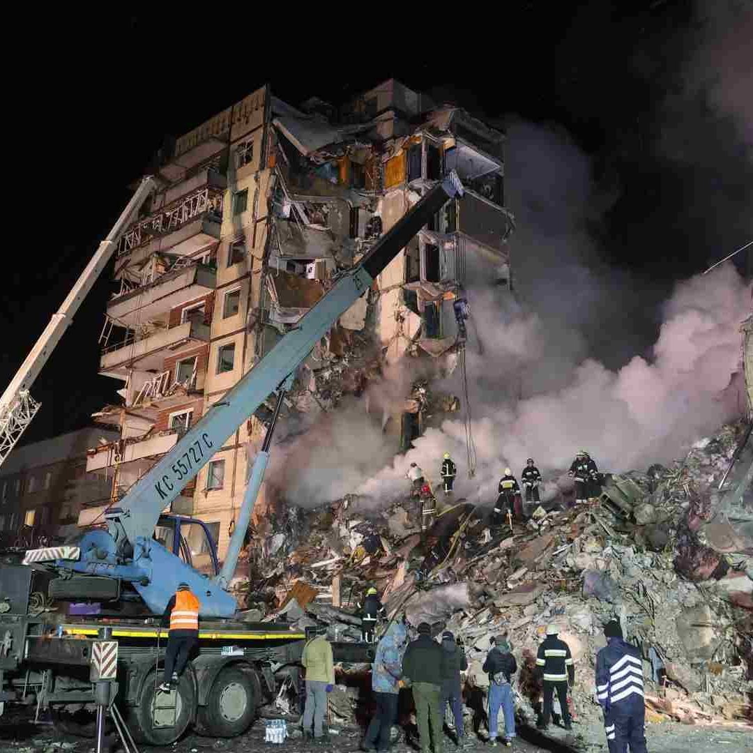 Un cohete impactó en un edificio de nueve pisos en Dnipro