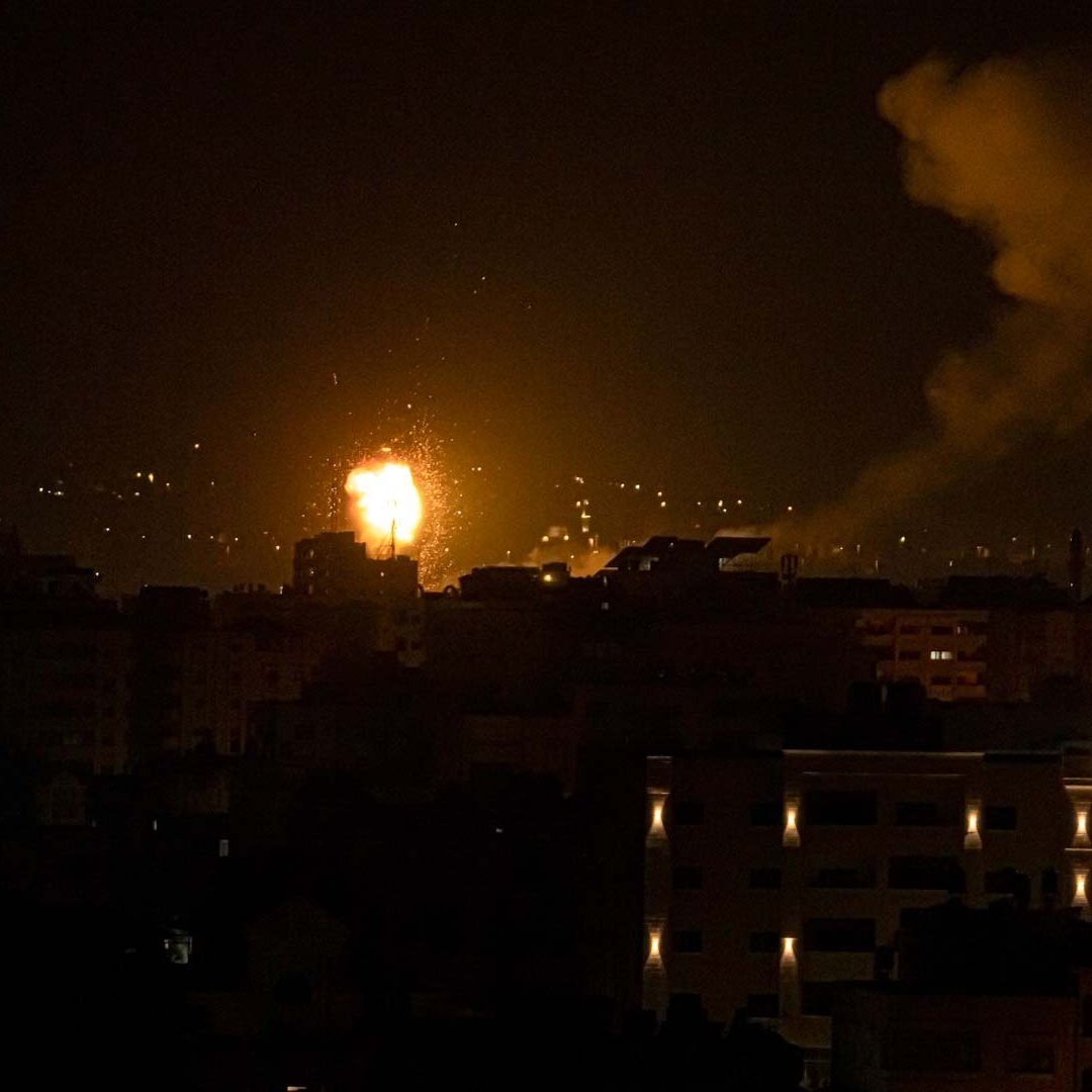Israel y Palestina intercambian ataques tras redada
