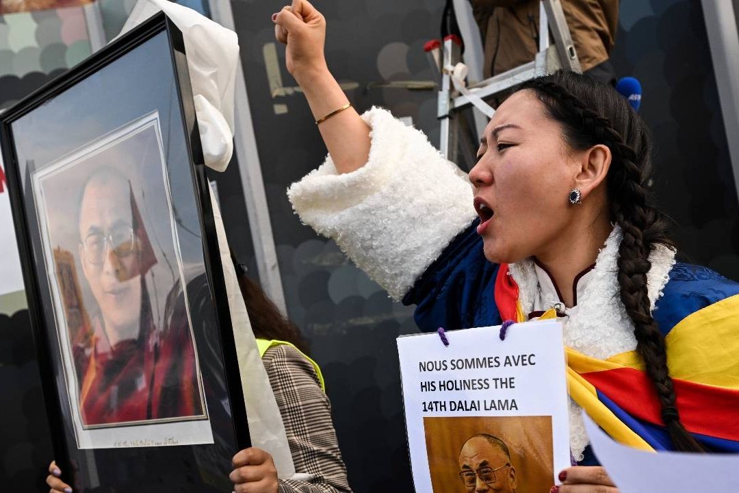 Protestas Tibetanas en París: Apoyan al Dalái Lama Tras Escándalo