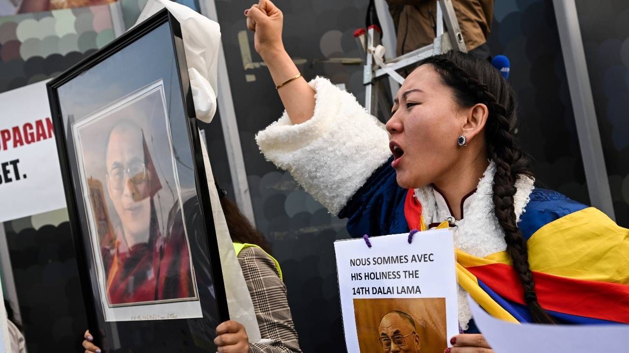Protestas Tibetanas en París: Apoyan al Dalái Lama Tras Escándalo