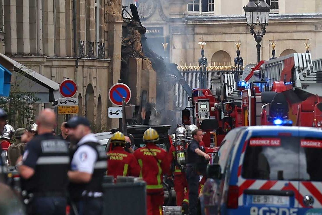 Explosión e incendio en París provocan derrumbe