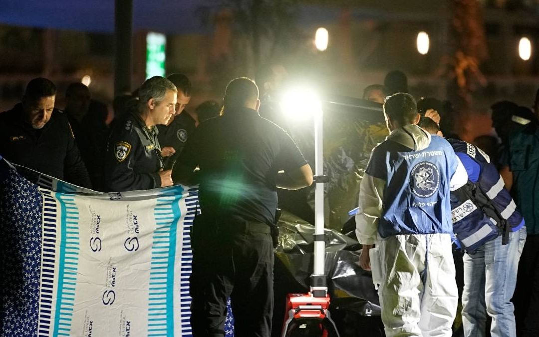 Policías trabajan en la zona del atropellamiento en Tel Aviv, Israel