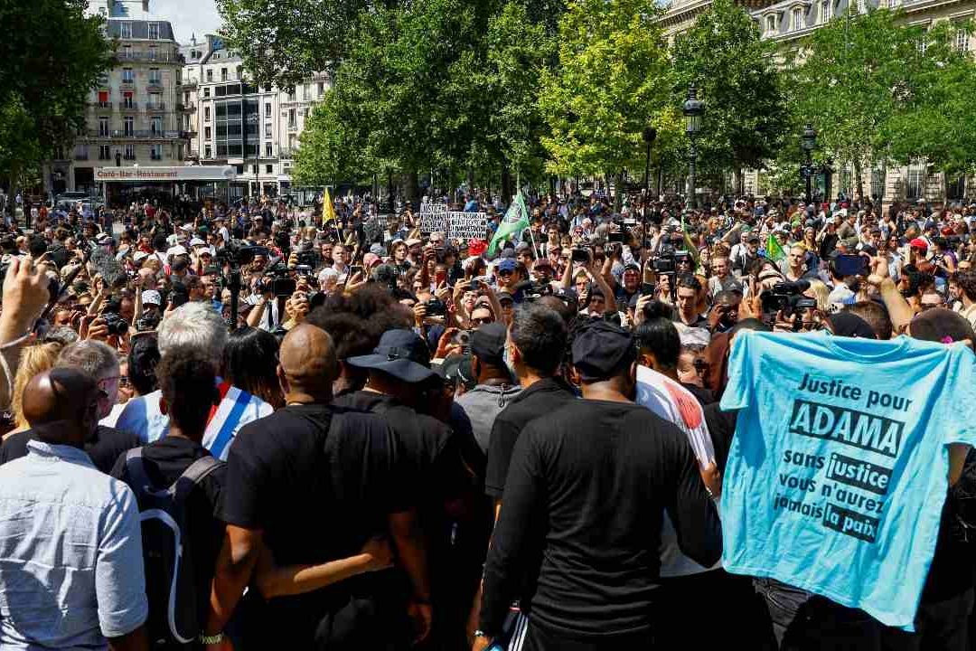 Cientos de personas desafían prohibición a marchar en París por la violencia policial