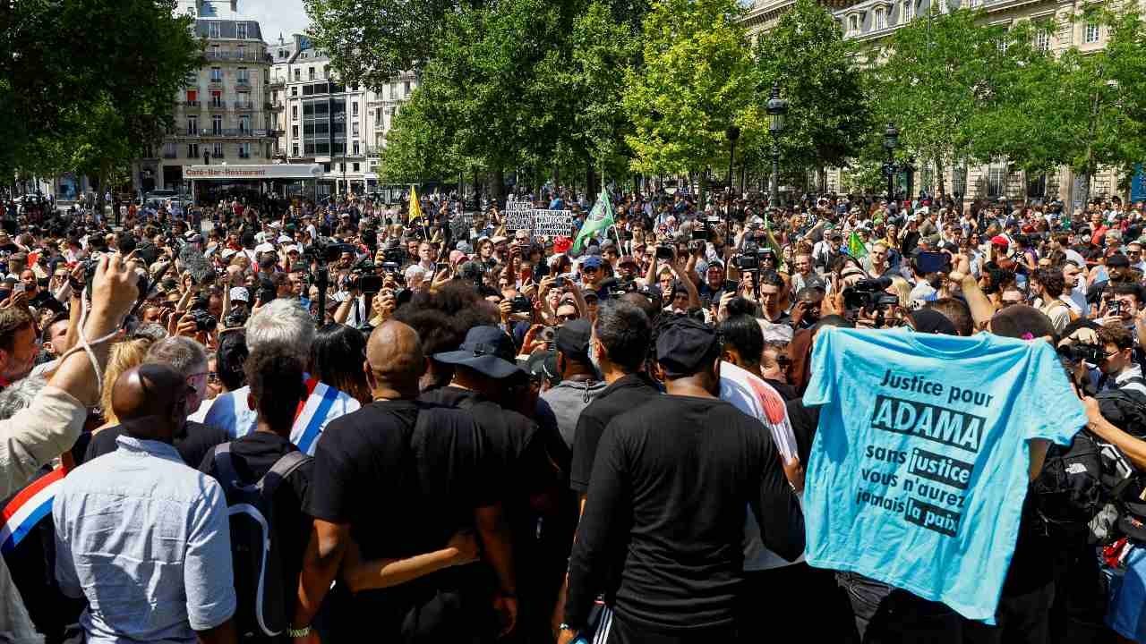 Cientos de personas desafían prohibición a marchar en París por la violencia policial