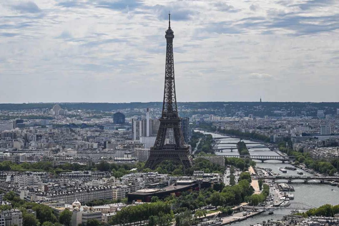 La policía francesa liberó a dos hombres que habían sido detenidos bajo la sospecha de haber violado a una  mexicana cerca de la torre Eiffel