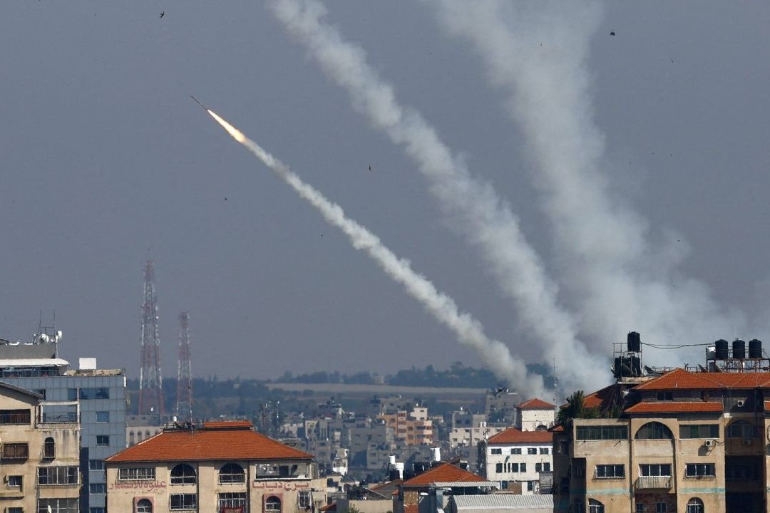 Milicias palestinas lanzan más de 270 cohetes hacia Israel
