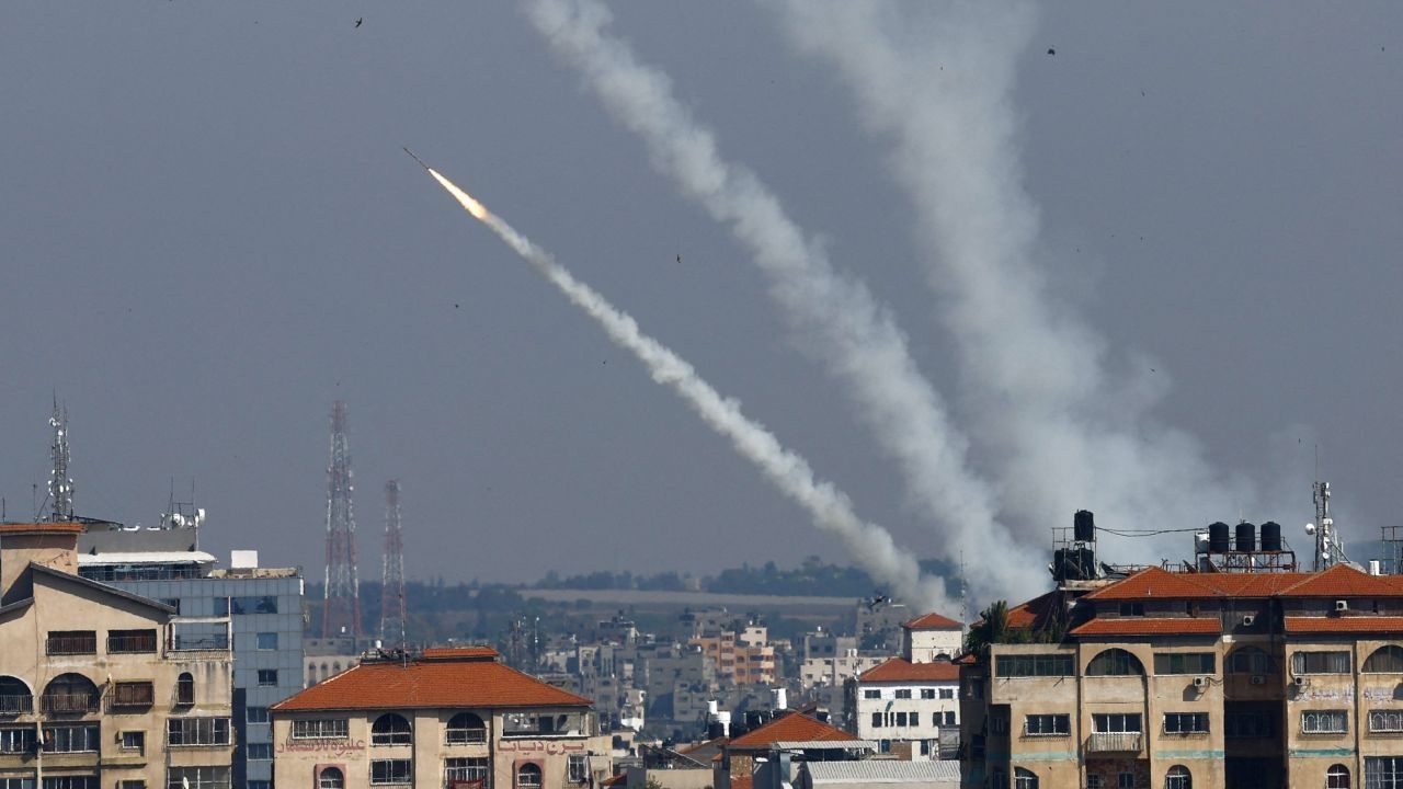 Milicias palestinas lanzan más de 270 cohetes hacia Israel