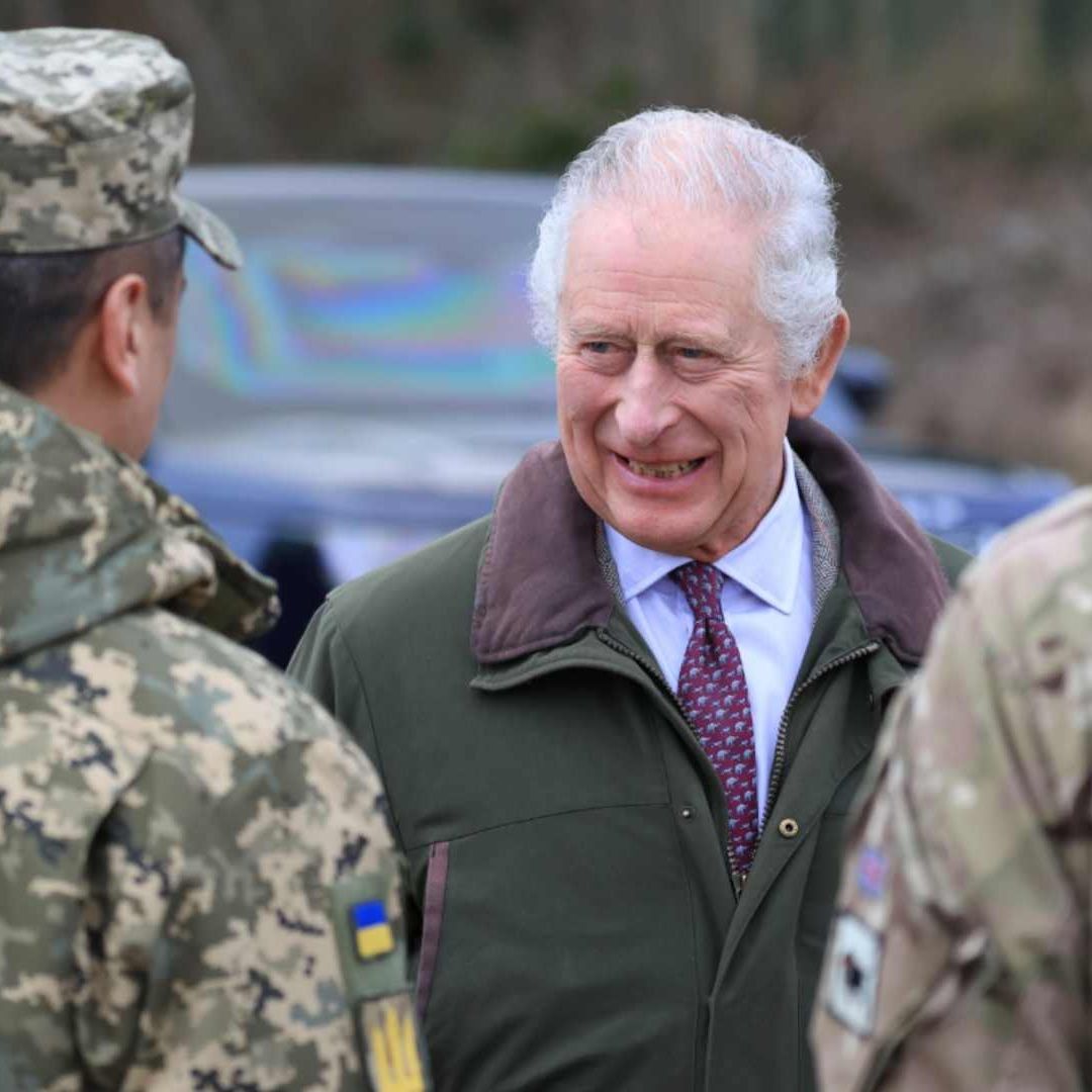 El rey Carlos III visitó a los reclutas militares ucranianos que reciben entrenamiento en Reino Unido