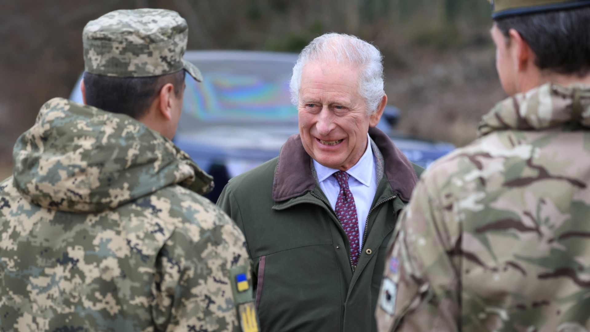 El rey Carlos III visitó a los reclutas militares ucranianos que reciben entrenamiento en Reino Unido