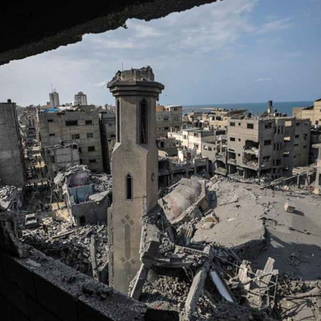 Escombros de una zona destruida después de los ataques aéreos israelíes en la ciudad de Gaza