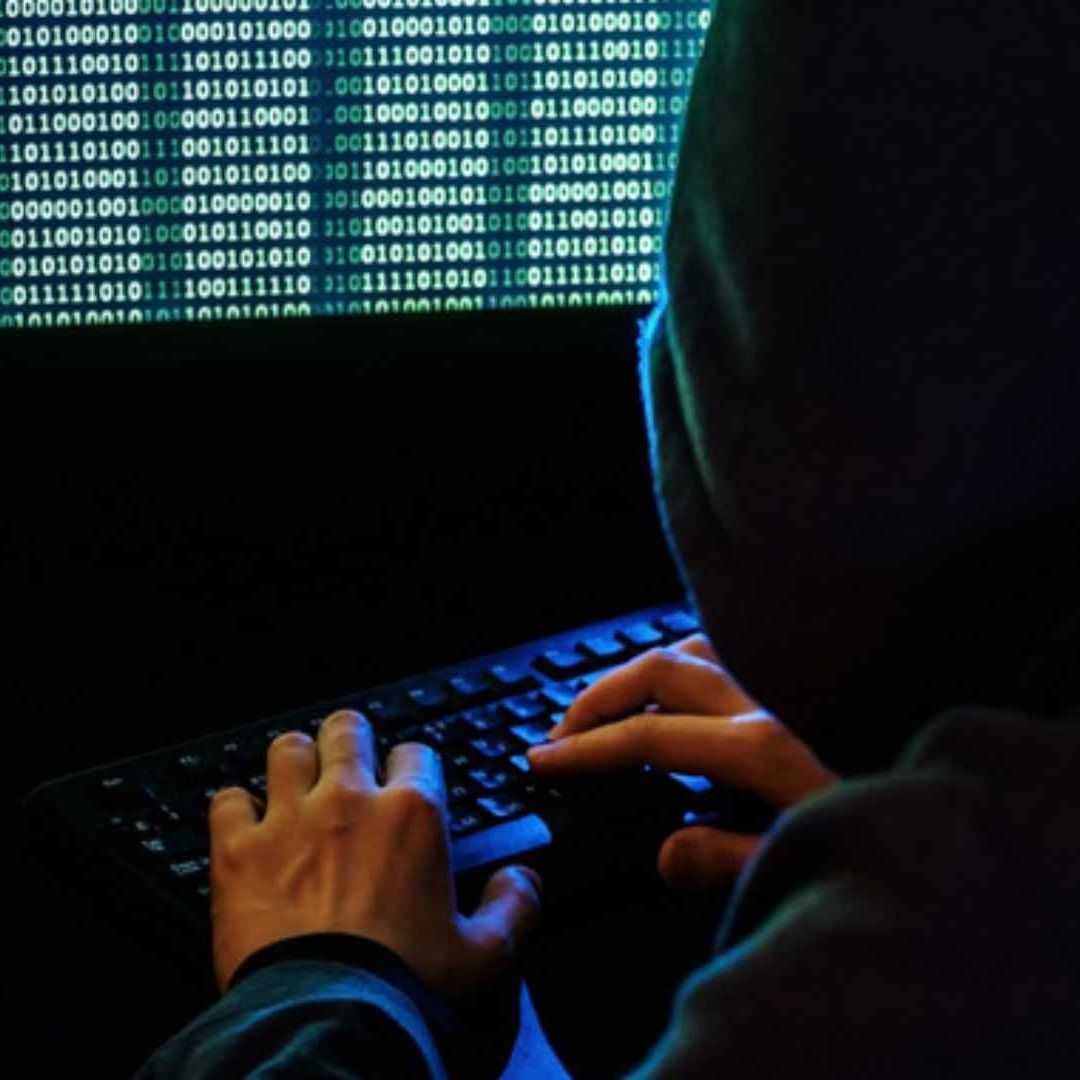 Imagen ilustrativa de un pirata informático con una computadora