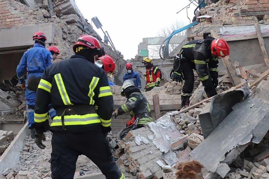 Rescatistas entre los escombros luego de un ataque en la localidad de Rzhyshchiv, el 22 de marzo de 2023