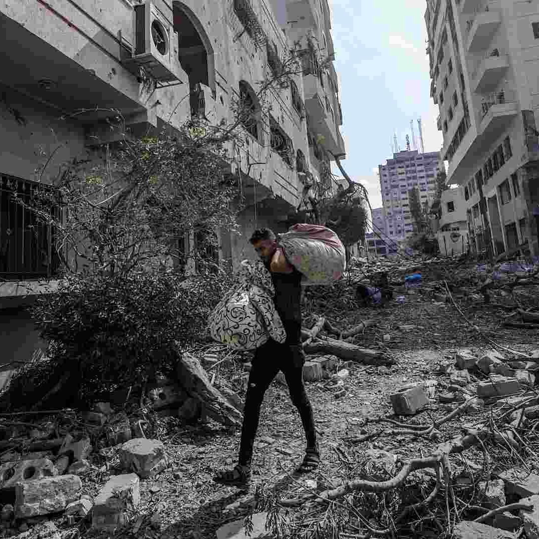 Un palestino camina por una de las zonas de Gaza alcanzadas por las bombas.