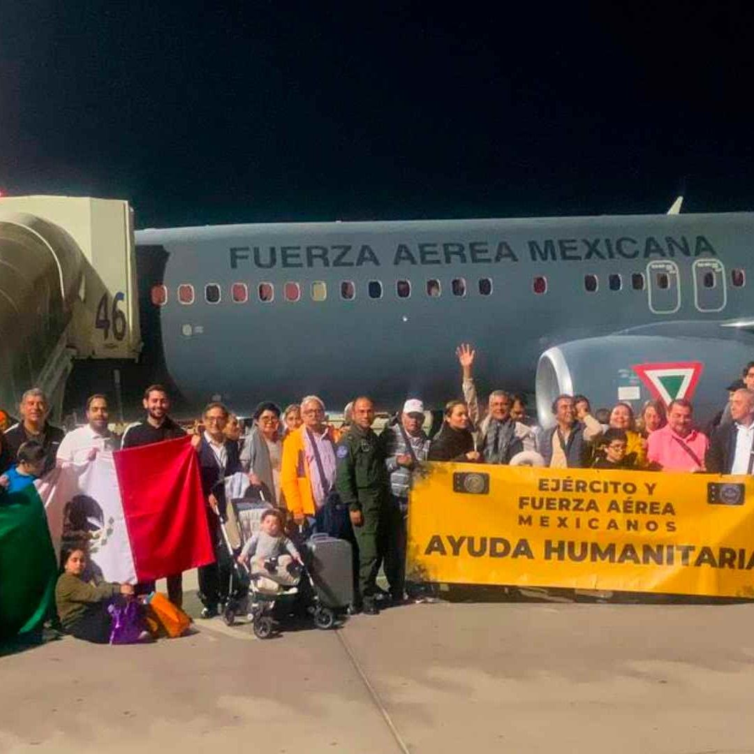Mexicanos rescatados a bordo de avión de la Fuerza Aérea Mexicana. Foto: X @SEDENAmx