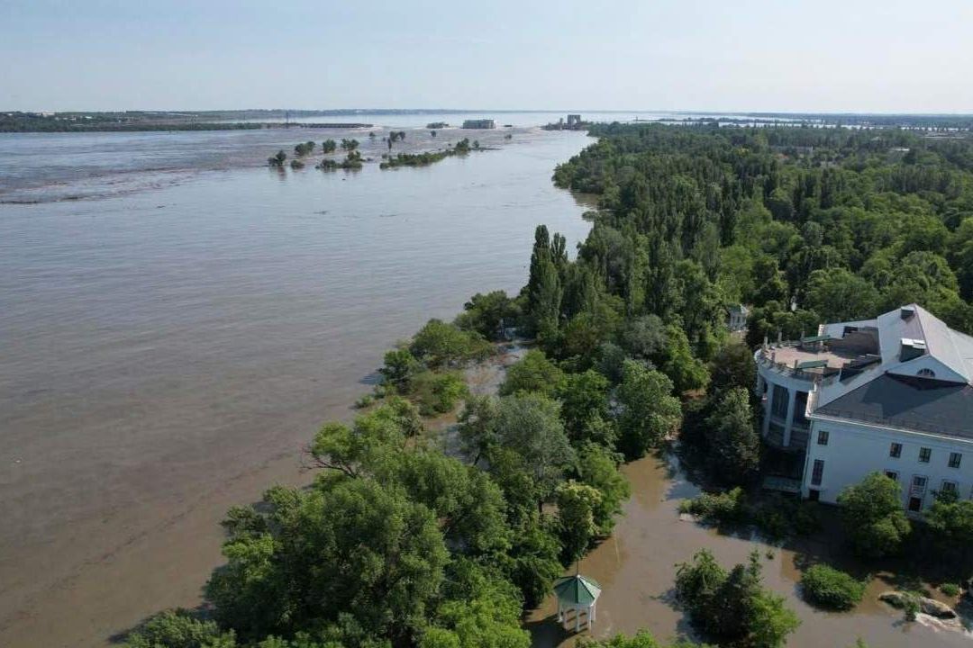Las autoridades de la localidad de Nueva Kajovka, en Ucrania declararon el estado de emergencia tras la ruptura de una presa en esa zona