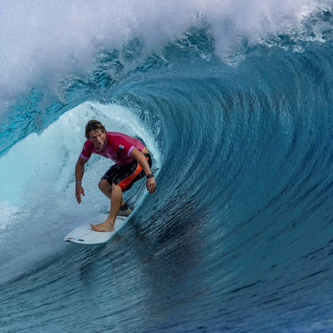El surfista mexicano Alan Cleland buscará su lugar en Cuartos de Final. A esta hora inicia la competencia