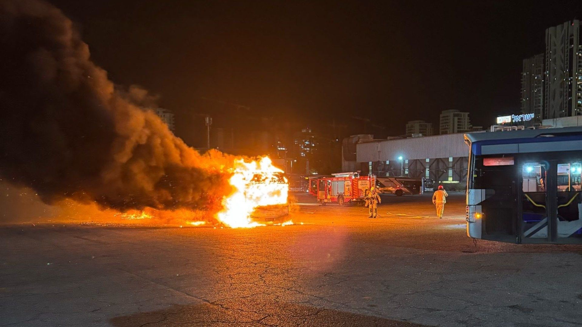 Los autobuses que explotaron y se incendiaron en Israel estaban estacionados.