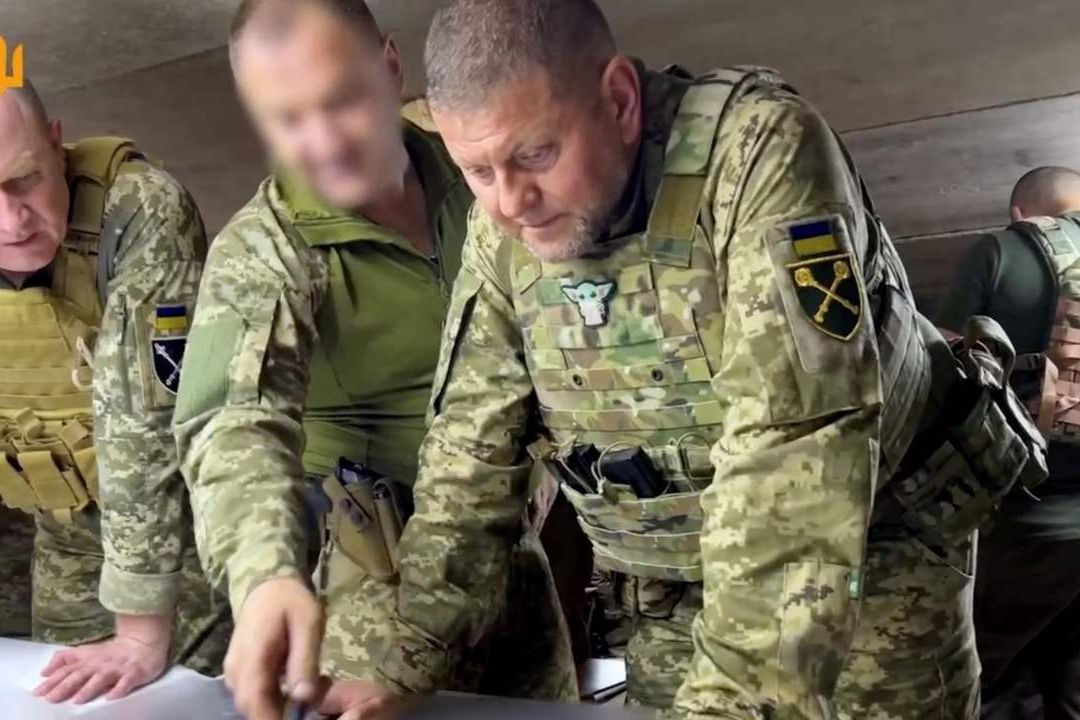 El máximo comandante de Ucrania, Valeriy Zaluzhnyi, usa un parche de Baby Yoda