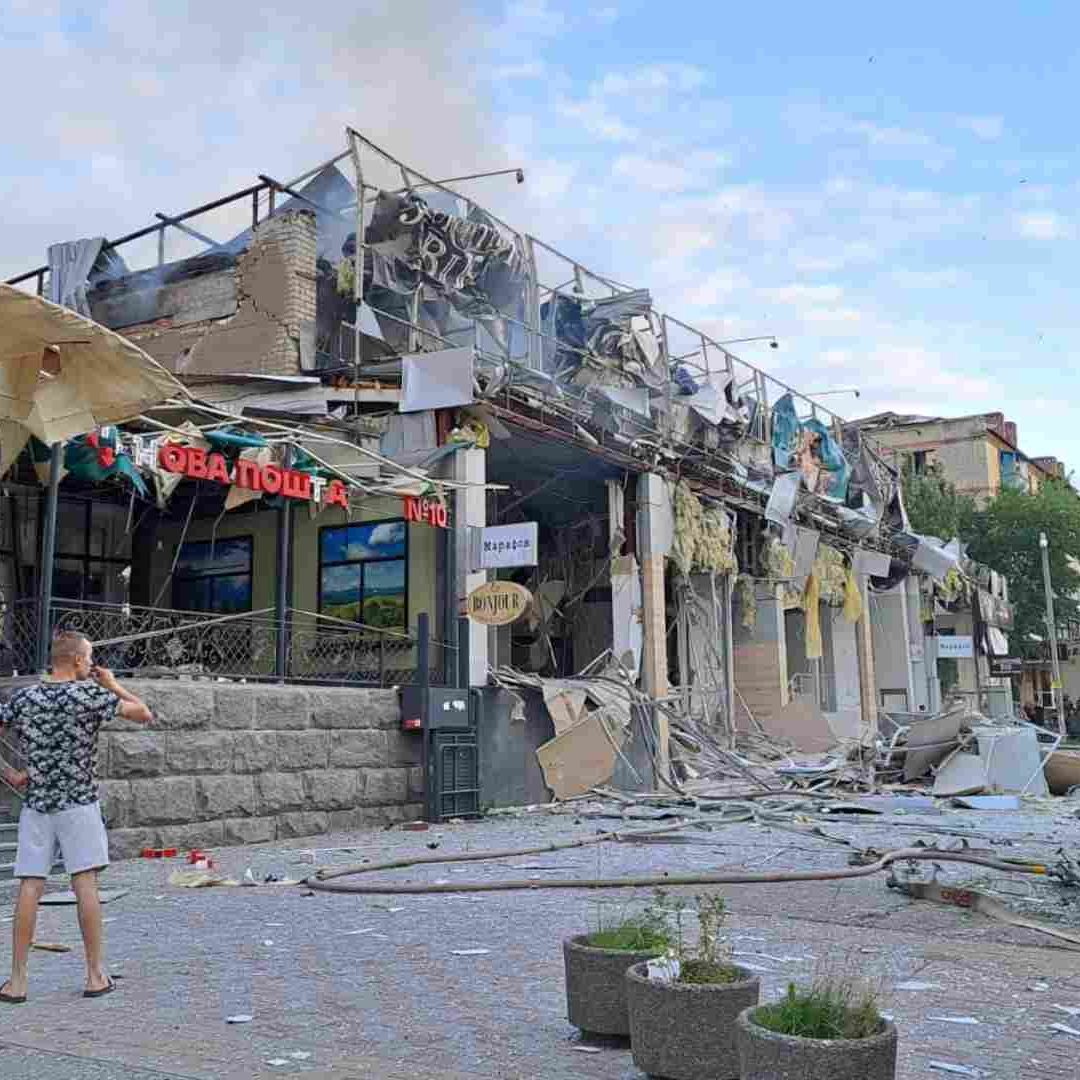Fachada del restaurante RIA Pizza destruido por ataque ruso en Ucrania