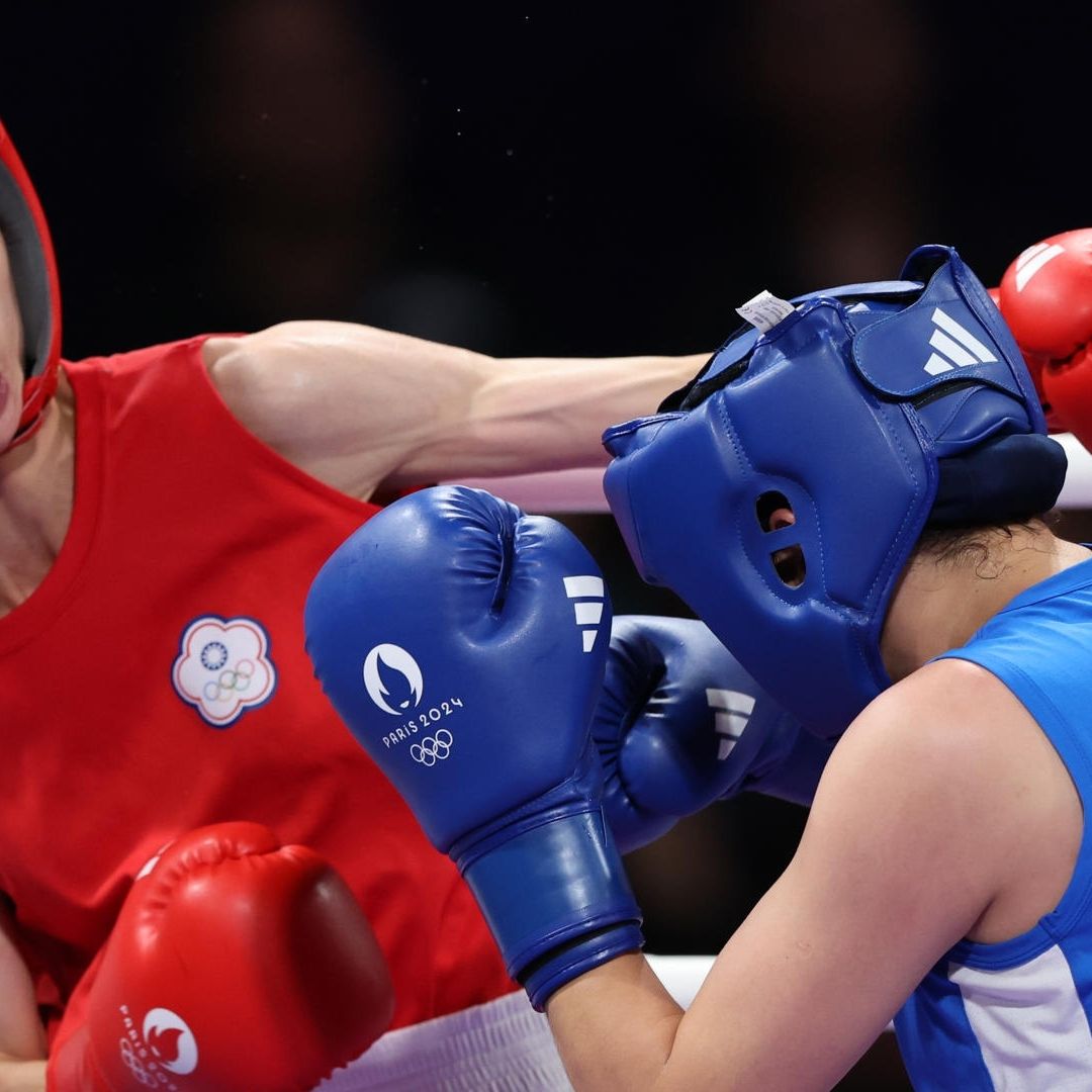 La boxeadora Yu Ting Lin (rojo), de Taipei, se enfrenta a la uzbeca Sitora Turdibekova durante su combate de boxeo femenino