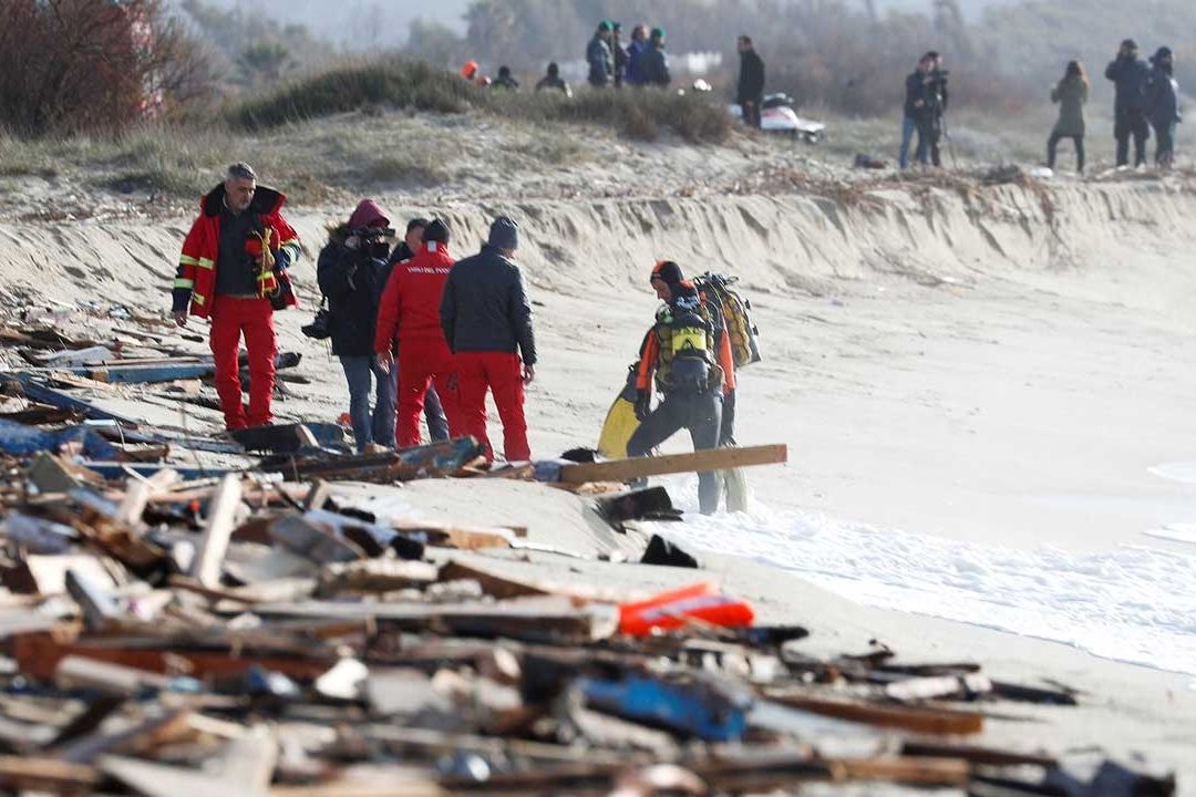 Suman 64 Cuerpos Rescatados tras Naufragio en Italia