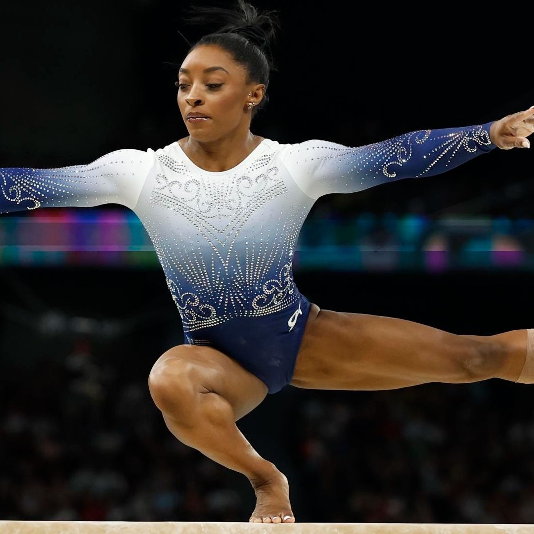 Simone Biles en final de barra de equilibrio en Juegos Olímpicos París 2024