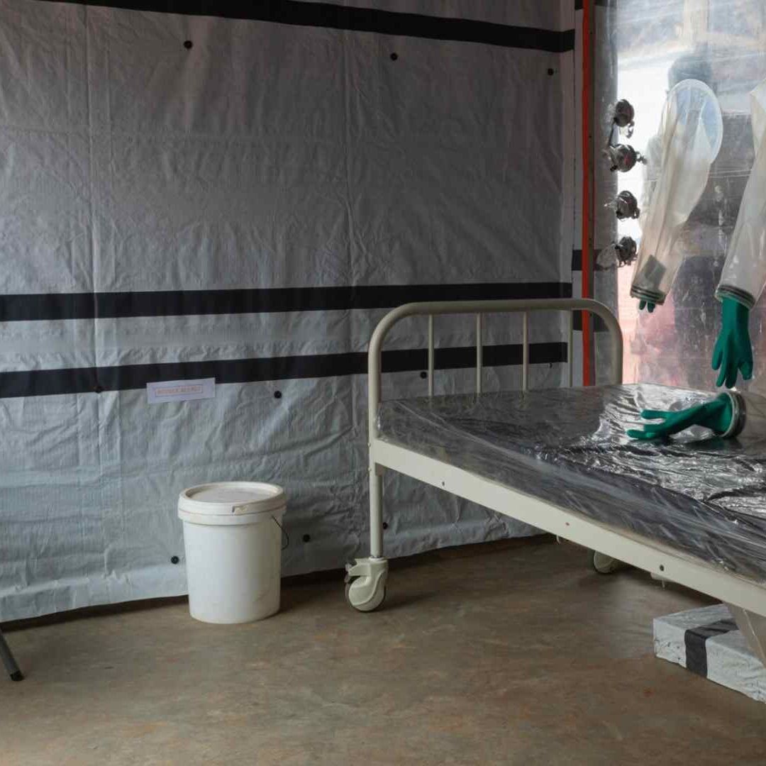 Sala de tratamiento del virus del Ébola en Uganda