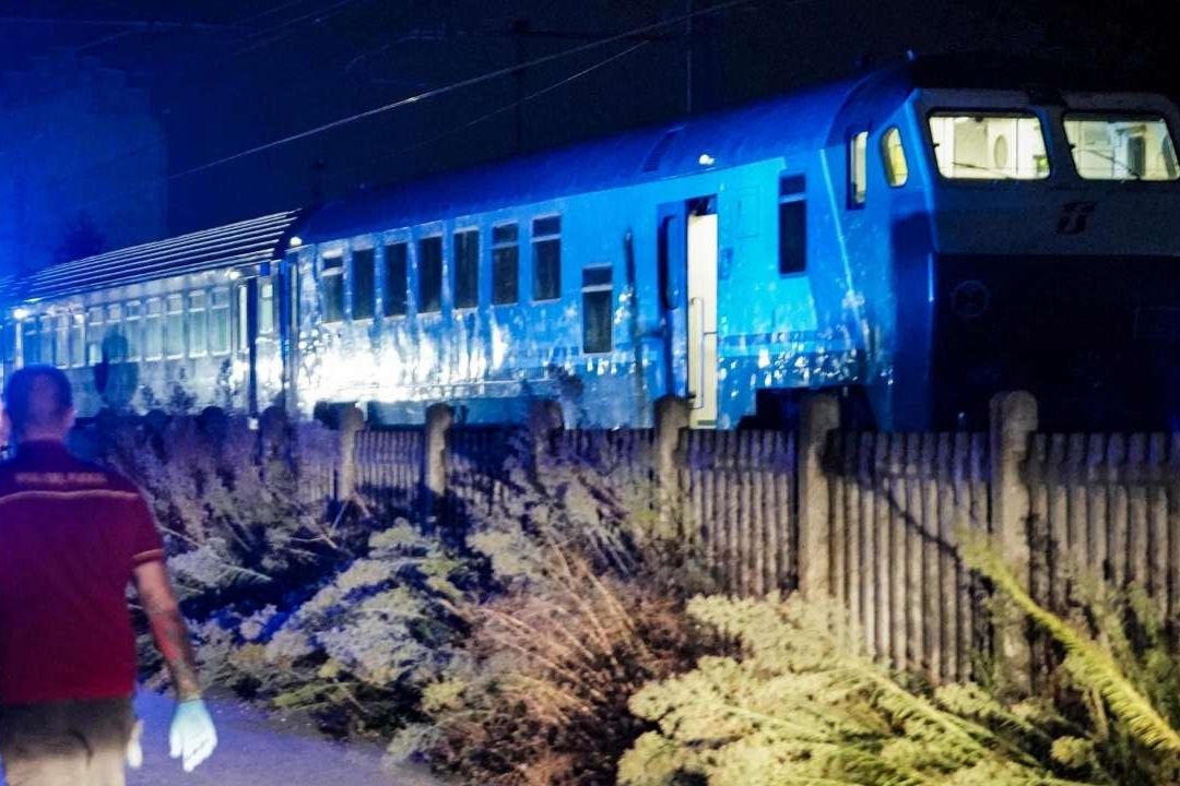 Mueren cinco trabajadores arrollados por tren en Turín, Italia