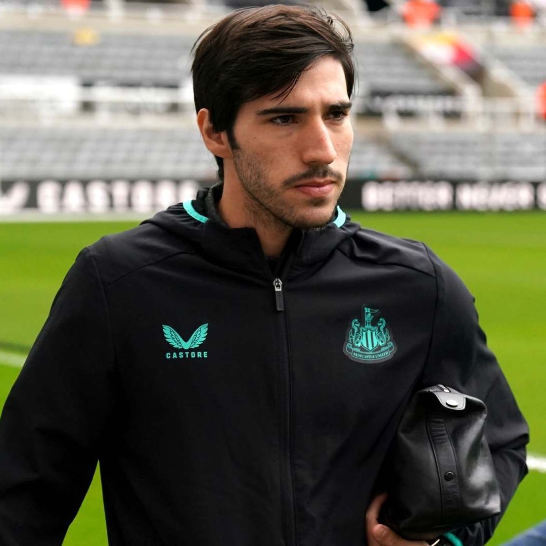 Sandro Tonali podría ser suspendido del futbol y multado. Foto: AP