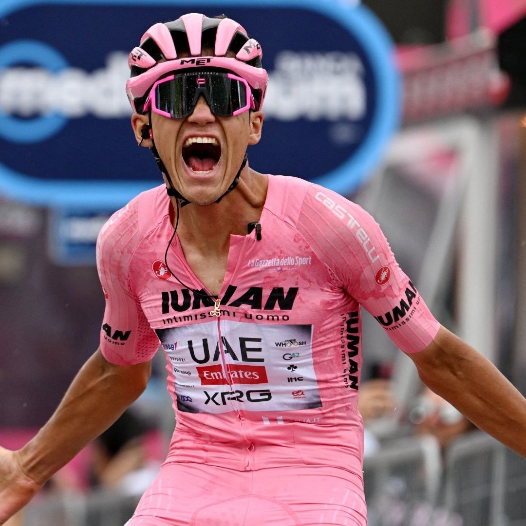 Isaac del Toro celebra victoria en Etapa 17 del Giro de Italia