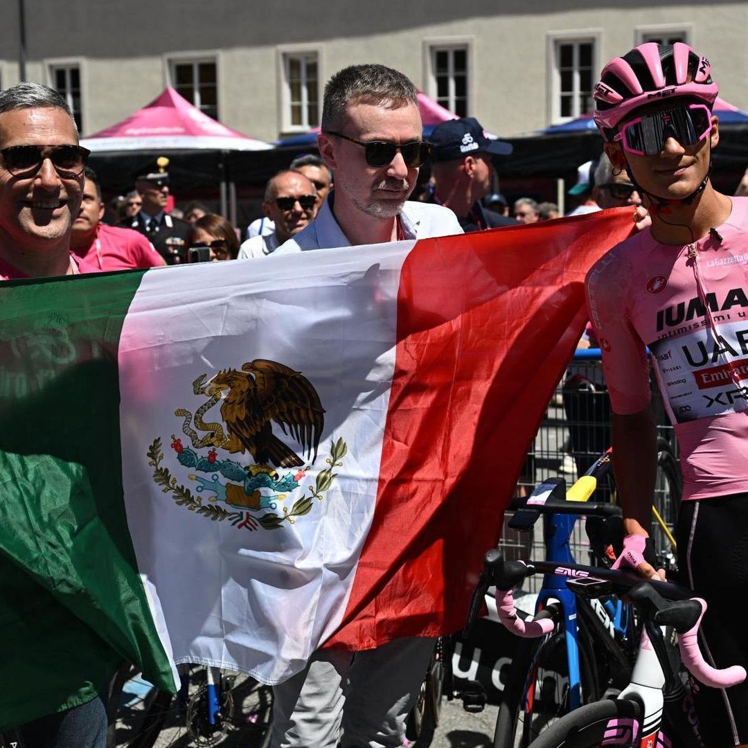 A la derecha, Isaac del Toro con la maglia rosa del Giro de Italia 2025