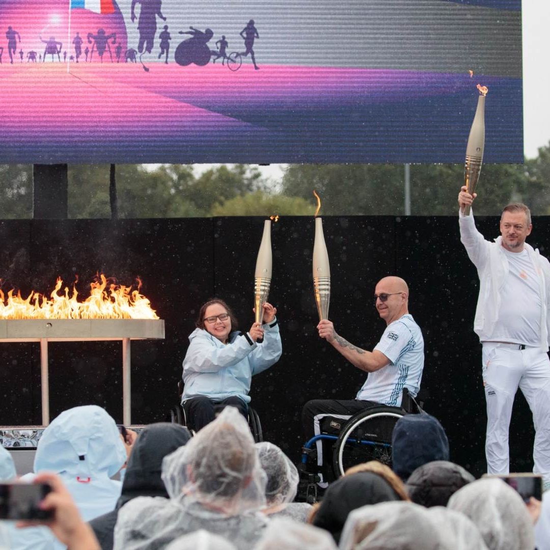 La llama fue encendida por dos deportistas paralímpicos británicos, Helene Raynsford y Gregor Ewan
