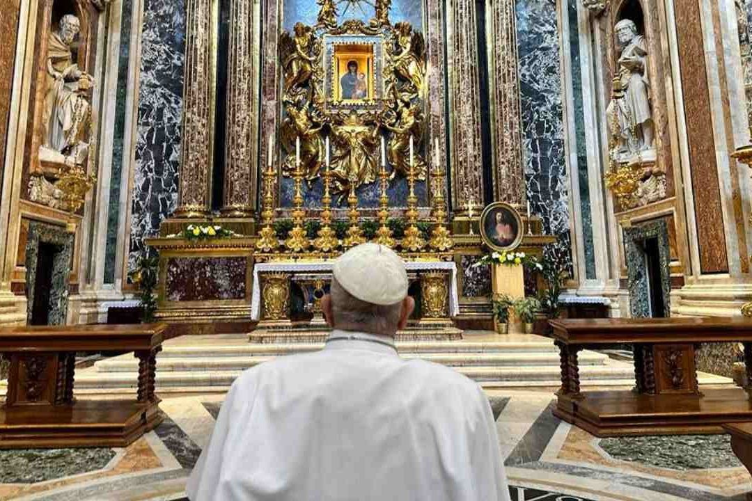 Papa Francisco Reza Ante María Antes de Llegar al Vaticano