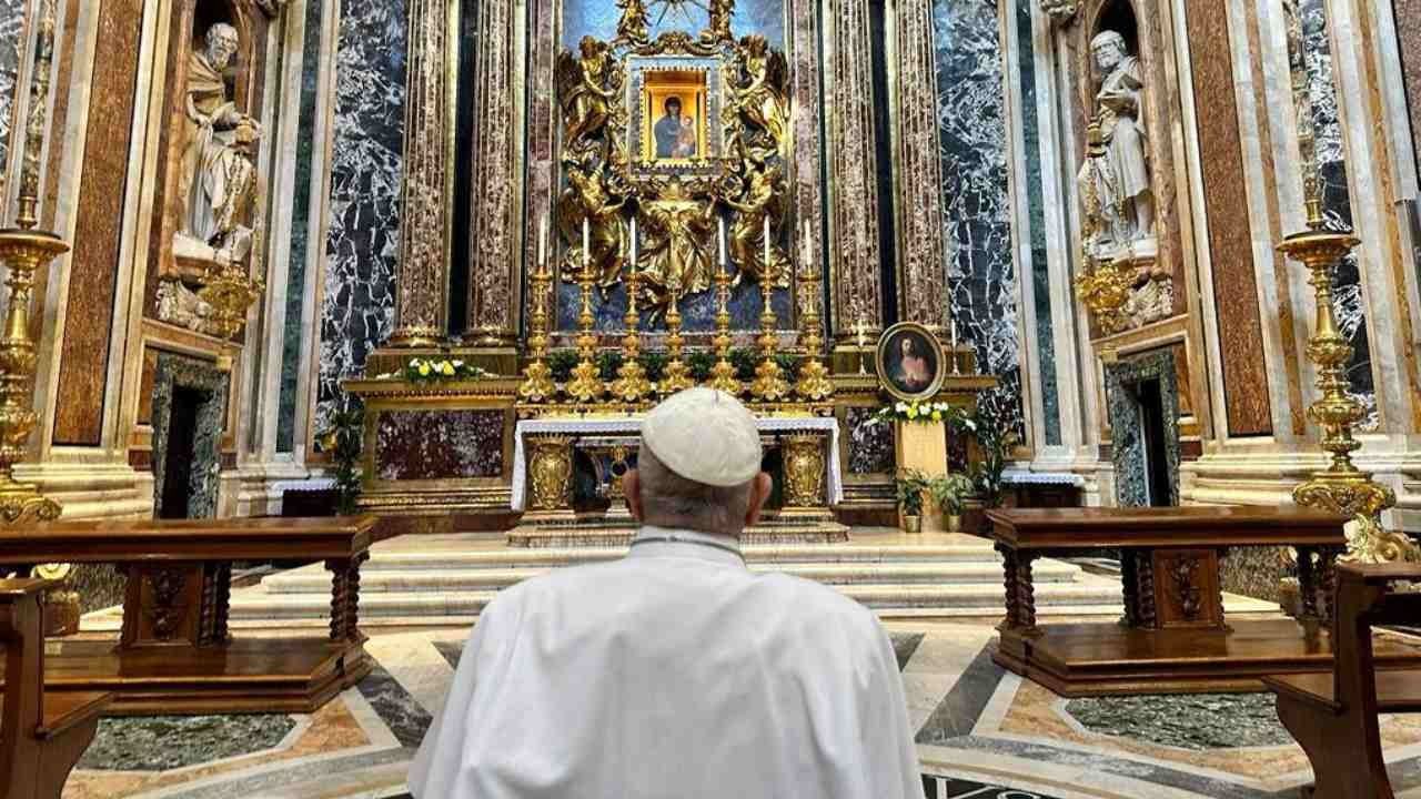Papa Francisco Reza Ante María Antes de Llegar al Vaticano
