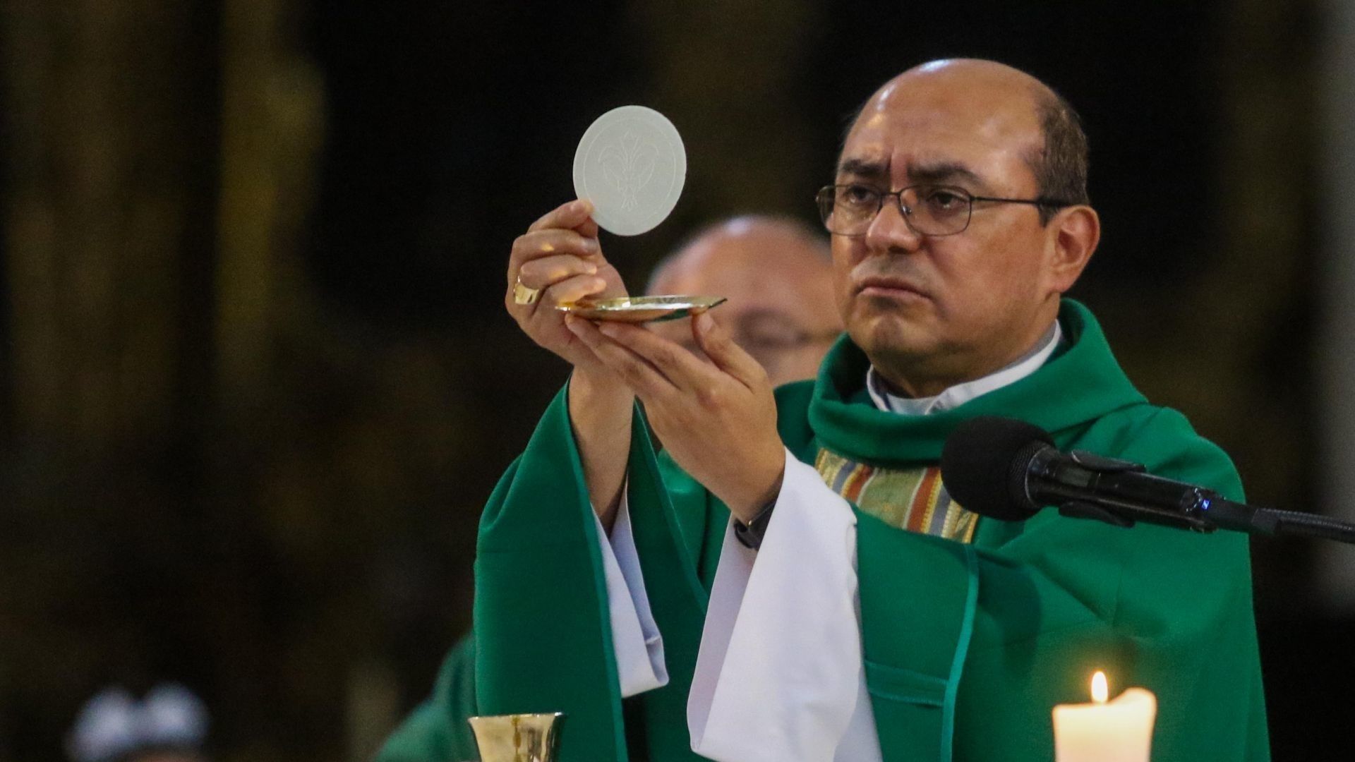 El Vaticano aclara que las madres solteras sí pueden aceder al sacramento a la Eucaristía