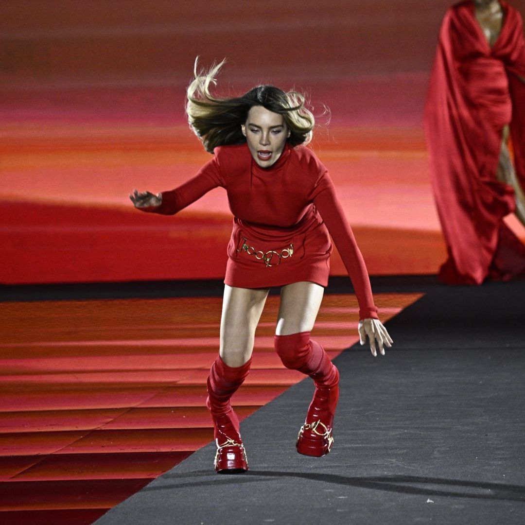 Parece que a Belinda le incomodaron los zapatos de plataforma que traía puestos. Foto AFP