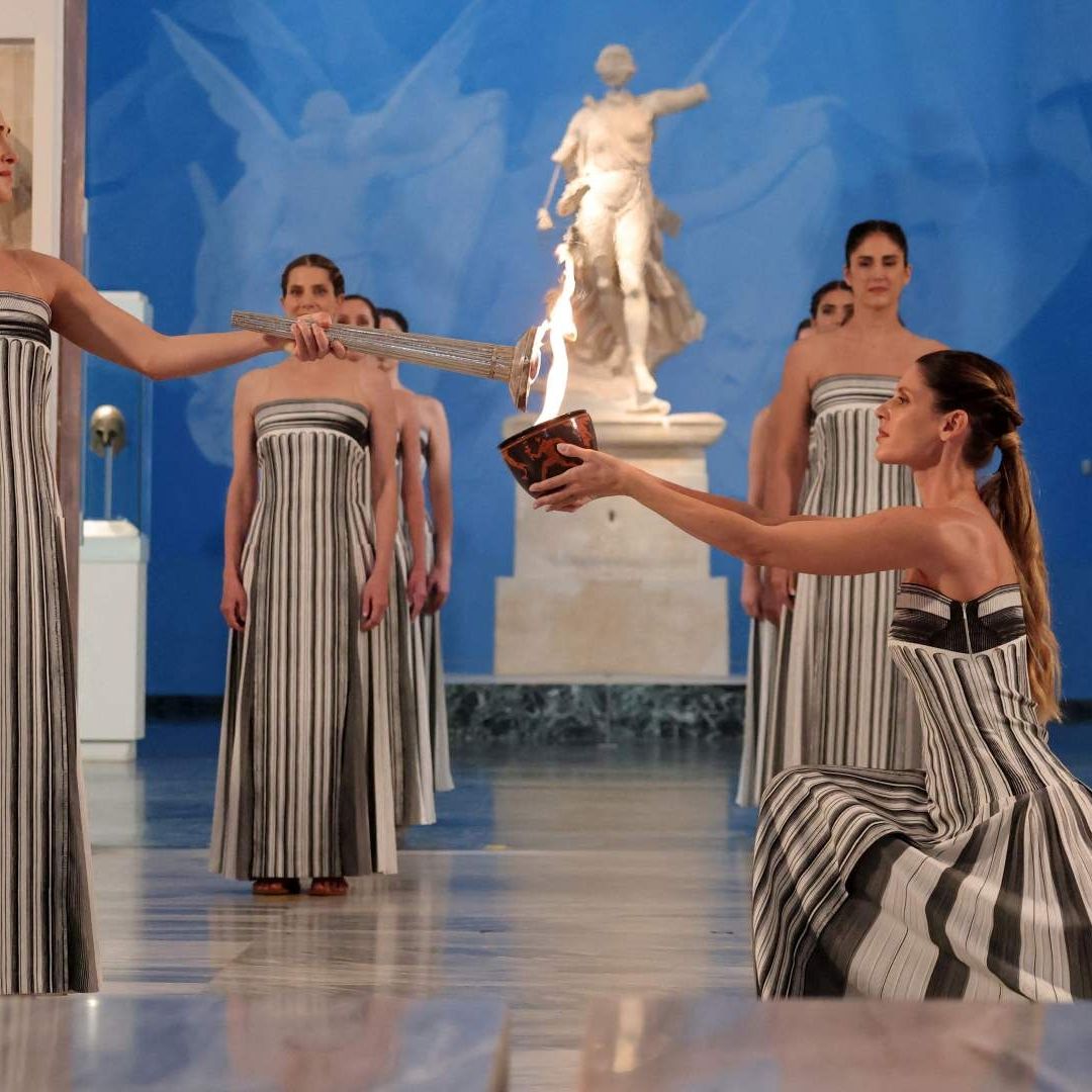 La actriz griega Mary Mina, en el papel de Suma Sacerdotisa, enciende la llama olímpica durante la ceremonia en Grecia. Foto: Reuters