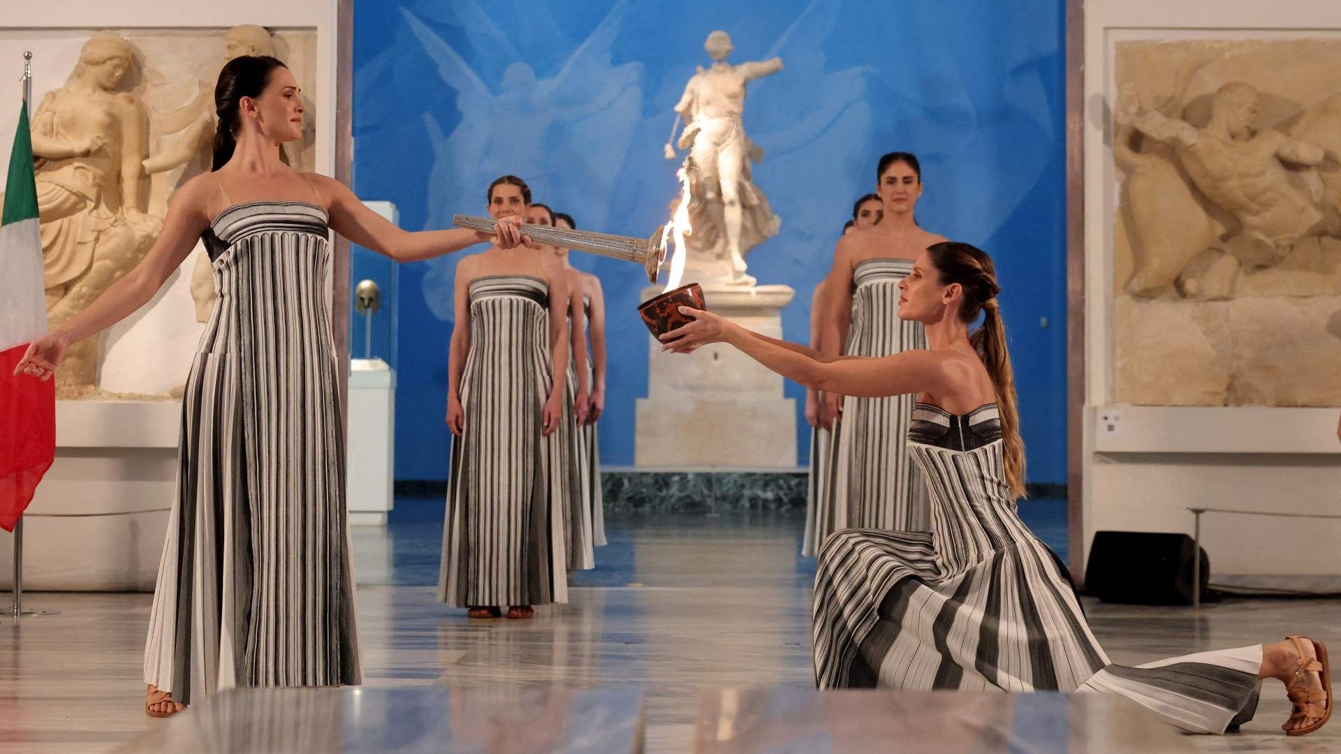 La actriz griega Mary Mina, en el papel de Suma Sacerdotisa, enciende la llama olímpica durante la ceremonia en Grecia. Foto: Reuters